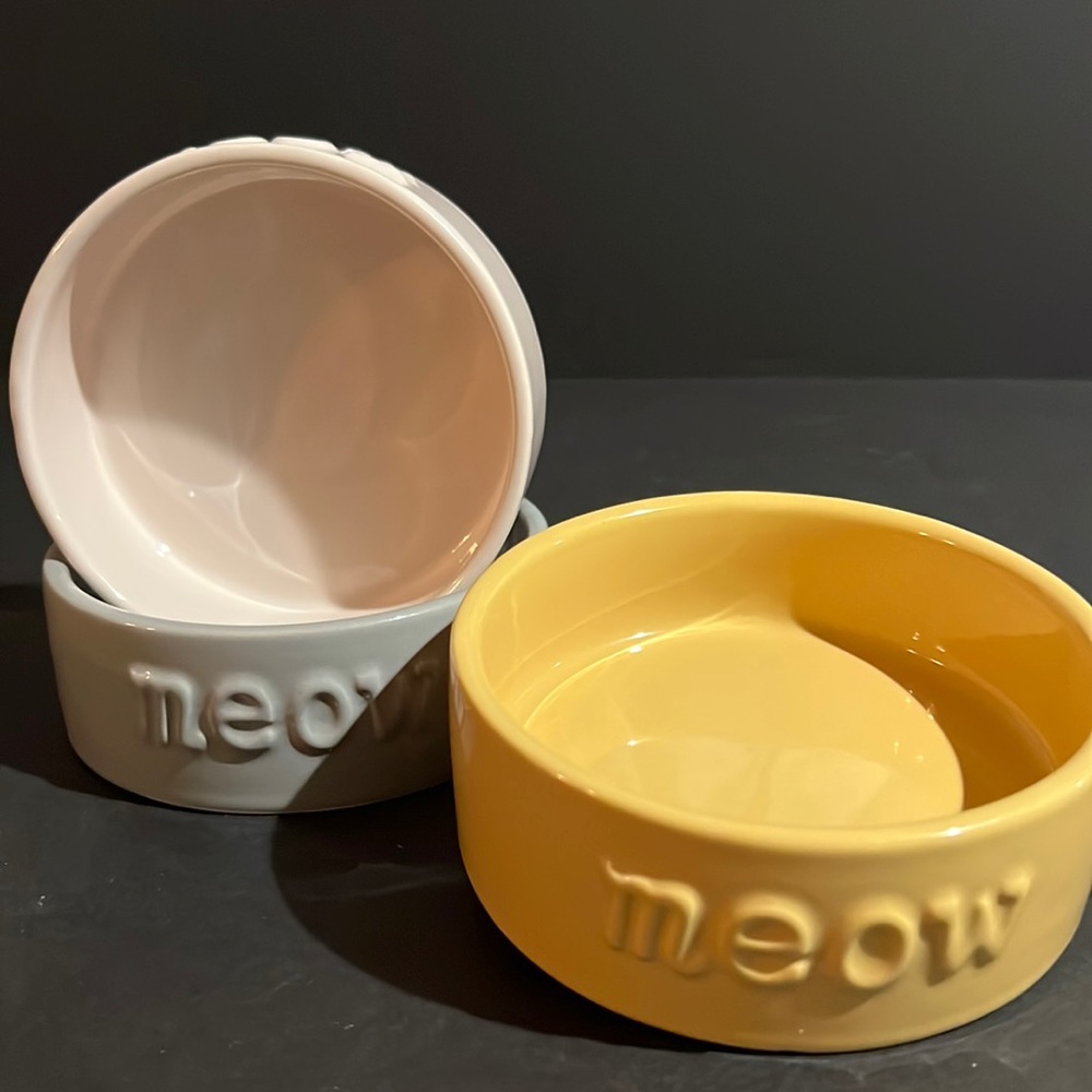 “meow” sculpted small bowl-grey/pale pink/mustard